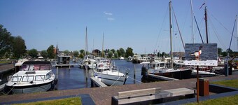 Waterfront holiday home with in green area Alde Feanen nature park