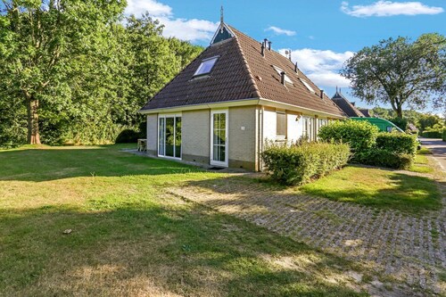Waterfront holiday home with in green area Alde Feanen nature park