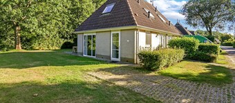 Waterfront holiday home with in green area Alde Feanen nature park