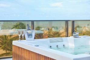 Outdoor spa tub