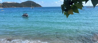 Charming 1-bedroom studio in the quiet hills of St Thomas with WiFi, AC