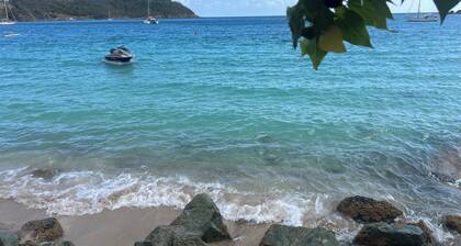 Charming 1-bedroom studio in the quiet hills of St Thomas with WiFi, AC