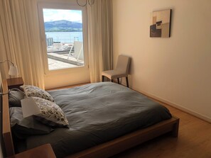 3 habitaciones, escritorio y tabla de planchar con plancha