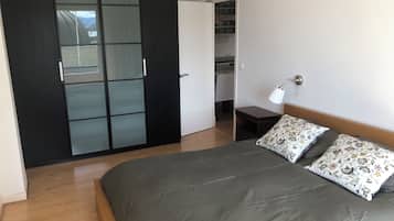 3 habitaciones, escritorio y tabla de planchar con plancha