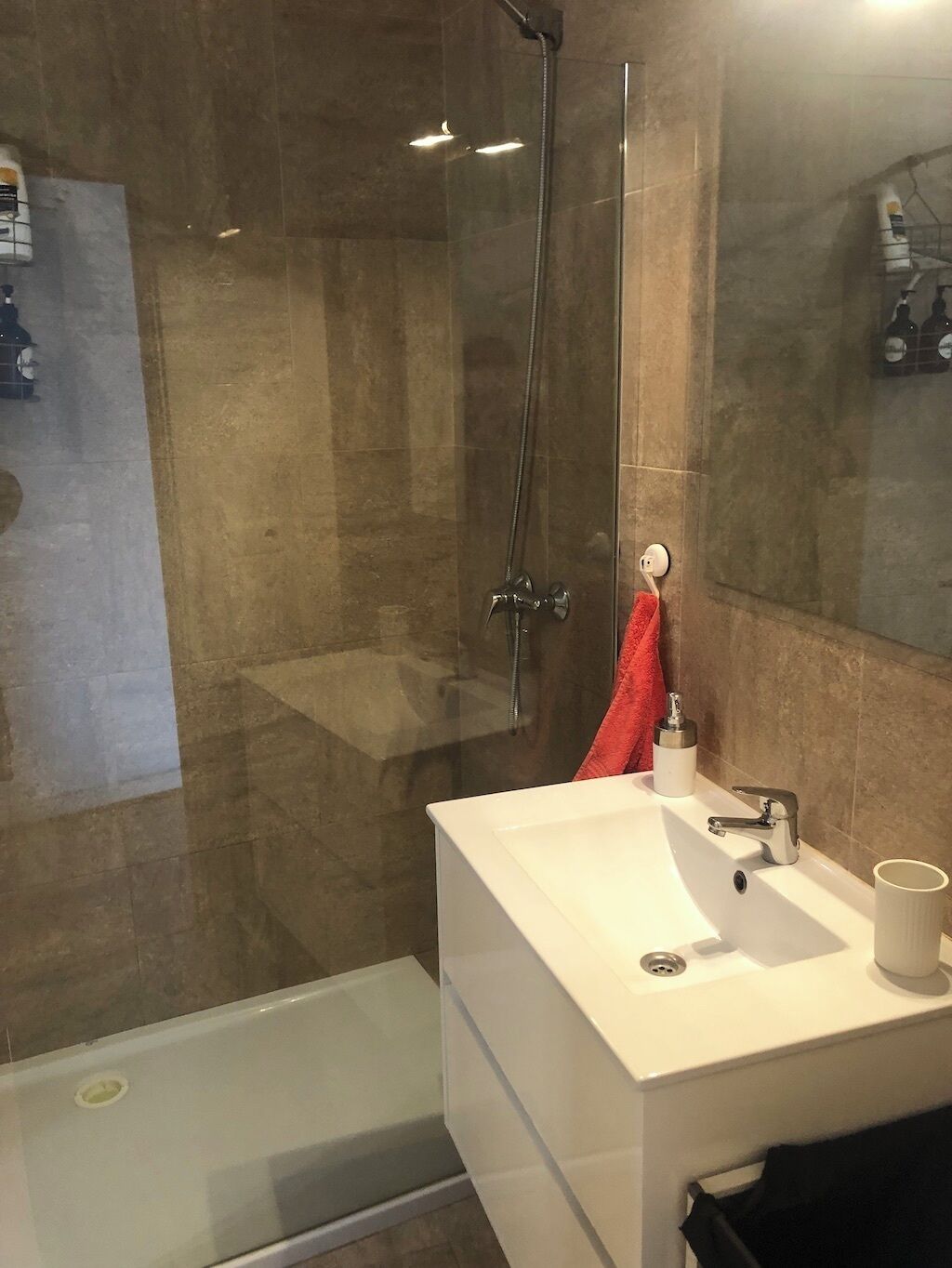 Een douche, een bidet, handdoeken, zeep