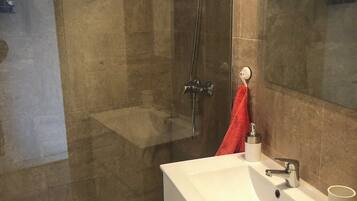 Een douche, een bidet, handdoeken, zeep