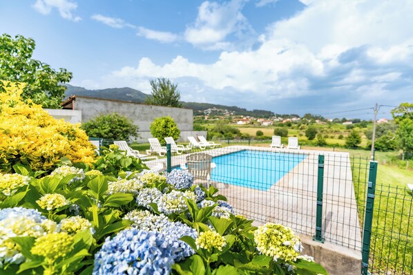Outdoor pool - Vacation home with private pool ideal for families - Casa da Professora (Viana do Castelo)