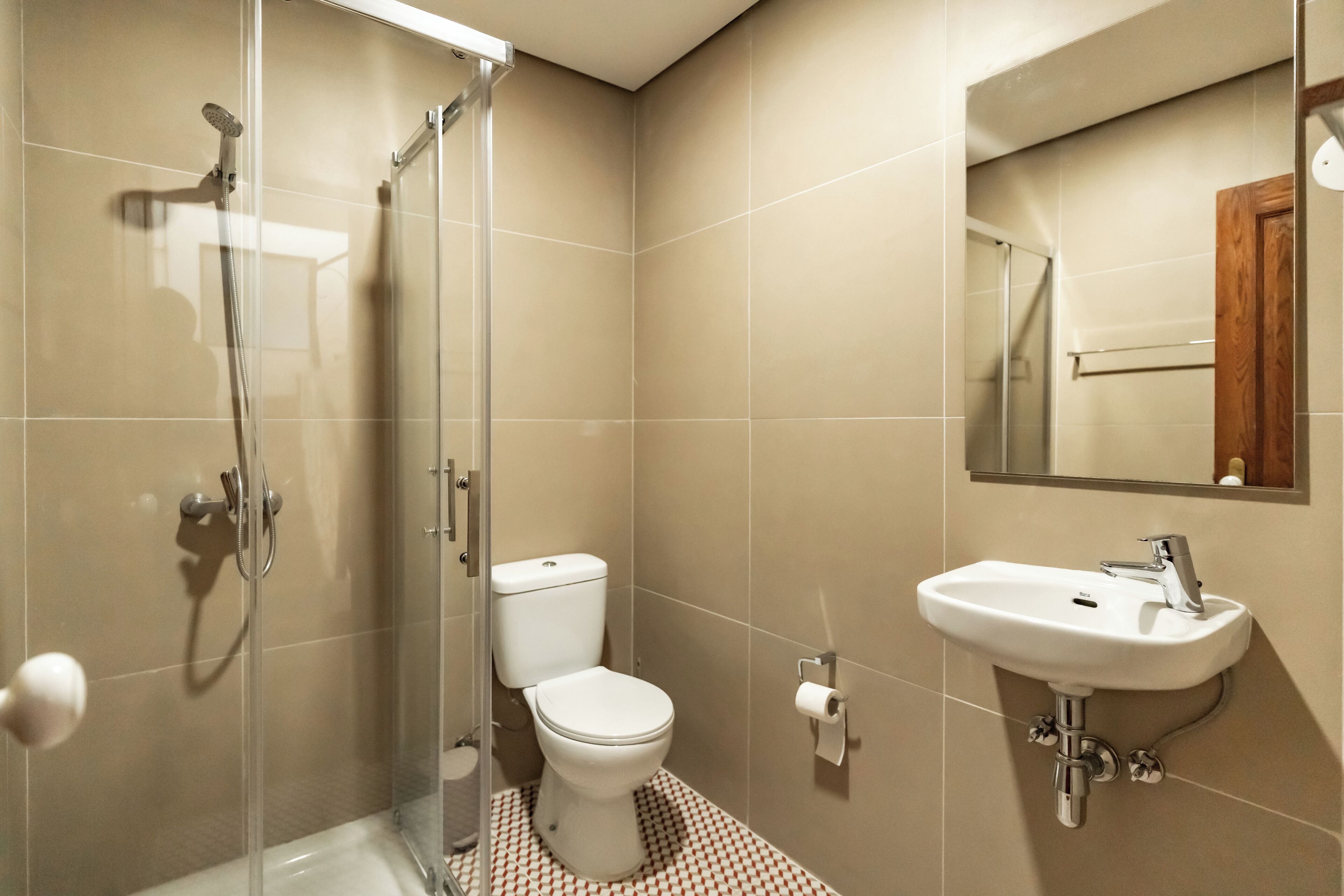 Douche, sèche-cheveux, serviettes fournies, papier toilette