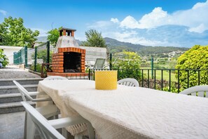 Outdoor dining - Vacation home with private pool ideal for families - Casa da Professora (Viana do Castelo)