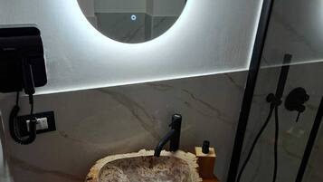Haartrockner, Bidet, Handtücher, Seife