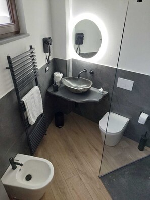 Sèche-cheveux, bidet, serviettes fournies, savon