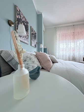 2 bedrooms, iron/ironing board, WiFi, bed sheets. 2-bedroom apartment in charming Roma with WiFi, AC Biancal'aura Home