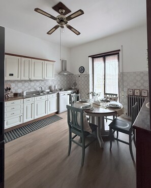 Fridge, oven, stovetop, coffee/tea maker - 2-bedroom apartment in charming Roma with WiFi, AC Biancal'aura Home (Roma)