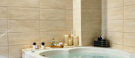 Superior Condo | Jetted tub