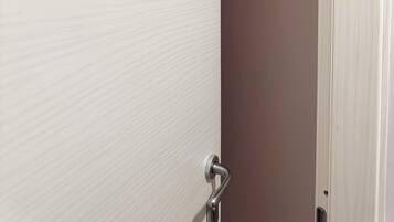 Una puerta con un letrero que dice 'Salle Pharnéopea' y un cuadro enmarcado en la pared.