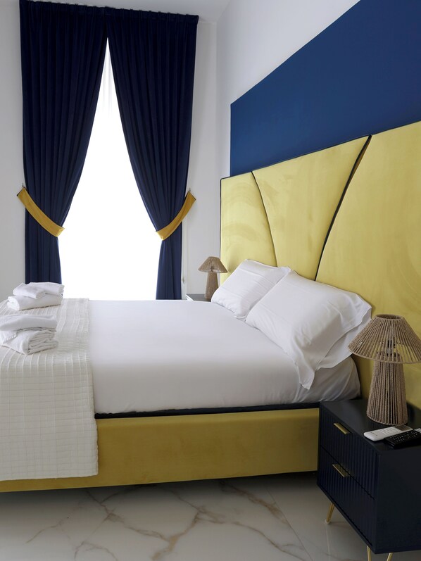 1 bedroom, Egyptian cotton sheets, premium bedding, down comforters
