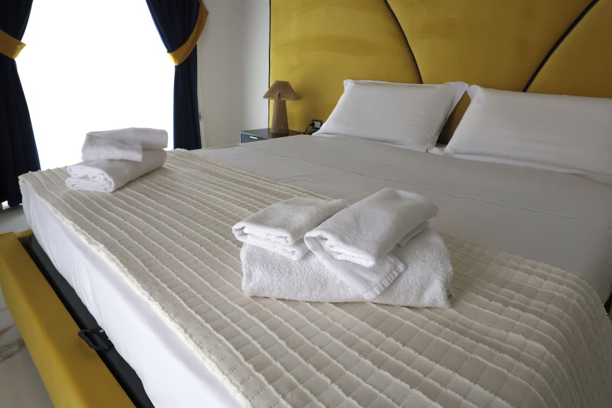 1 bedroom, Egyptian cotton sheets, premium bedding, down comforters