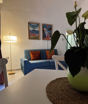 Superior-Apartment | Wohnbereich | 42-Zoll-Smart-TV mit Digitalempfang, aktuelle Filme