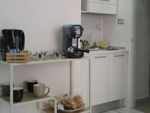 Máquina de café espresso, cafetera o tetera y hervidor eléctrico