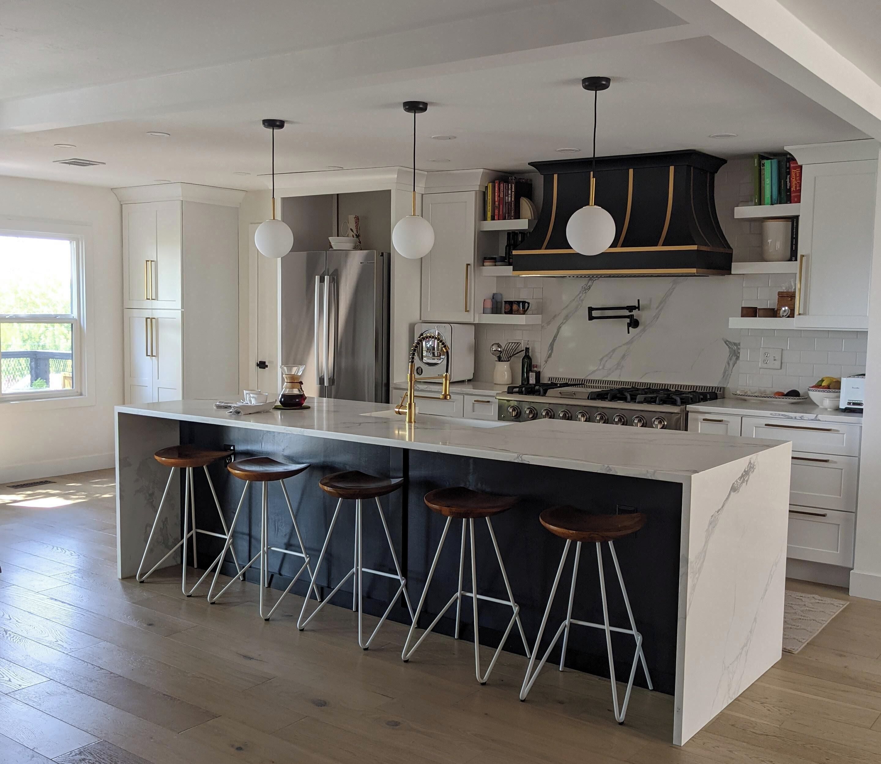 Een magnetron, een oven, een kookplaat, een vaatwasser