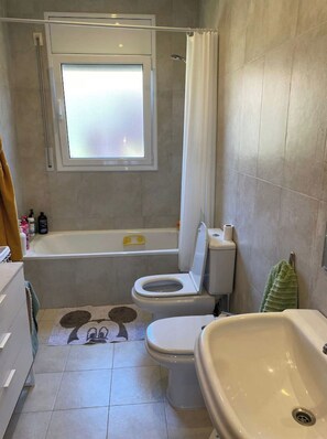 Shower, hair dryer, bidet, towels - Modern 3 Bedroom Villa with Pool close to Sitges (Olivella)