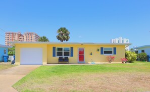 Exterior - Sunshine on La Paloma! Charming Beachside 2-bedroom house in Daytona Beach! (Daytona Beach)