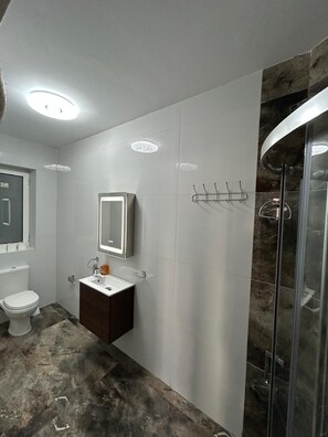 Dusj, hårføner, håndklær og såpe