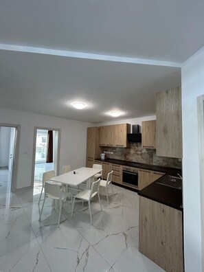 Réfrigérateur, four, plaque de cuisson, lave-vaisselle