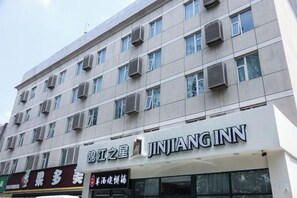 A multi-story building with a JINJIANGINN hotel sign. - Jinjiang Inn (Beijing Sanyuanqiao Yansha International Exhibition Center Hotel) (Beijing)