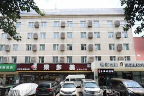 A multi-story building with several ground-floor commercial establishments, including a fruit and vegetable shop and a restaurant. There are parked cars in front of the building. - Jinjiang Inn (Beijing Sanyuanqiao Yansha International Exhibition Center Hotel) (Beijing)