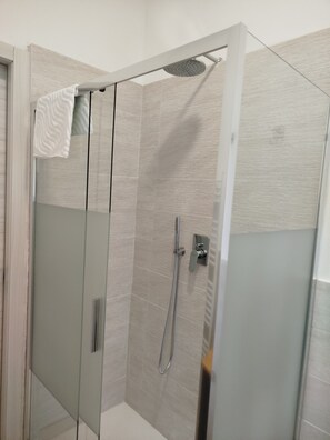 Een douche, een haardroger, een bidet, handdoeken