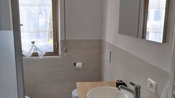 Dusche, Haartrockner, Bidet, Handtücher