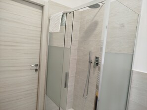 Shower, hair dryer, bidet, towels - Apartment with two rooms, parking and terrace (Pisa)