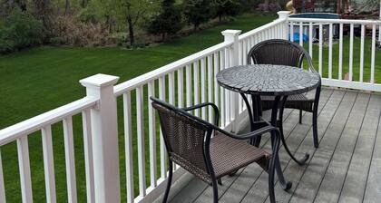 Charming Saratoga studio '09: walk to track, SPAC, downtown! Private entry/deck.