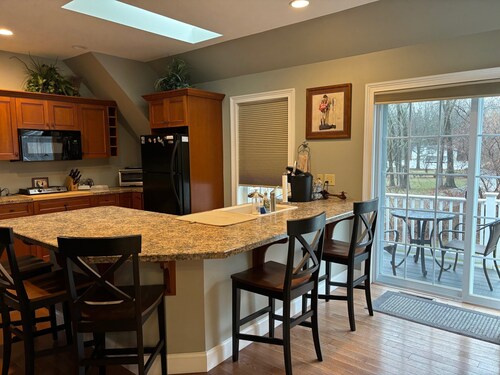 Charming Saratoga studio '09: walk to track, SPAC, downtown! Private entry/deck.