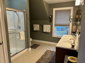 Shower, hair dryer, towels, soap - Charming Saratoga studio '09: walk to track, SPAC, downtown! Private entry/deck. (Saratoga Springs)