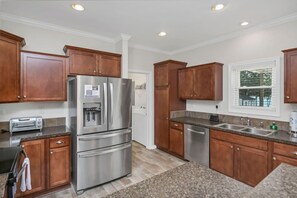 Fridge, microwave, oven, stovetop - Lounge on Lakewood | Sleeps 10 | Lakefront! (Prosperity)