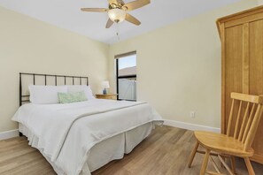 3 chambres, bureau, fer et planche à repasser, lit de bébé portatif