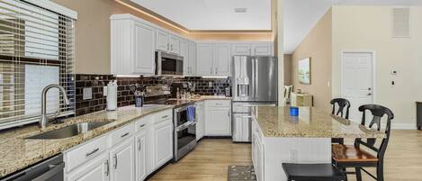 冷蔵庫、電子レンジ、オーブン、コンロ