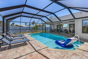 حمّام سباحة مُدفَّأ