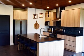 Fridge, microwave, oven, stovetop - Mountain escape close to ski trails and slopes. Access to water (Saint-Donat-de-Montcalm)