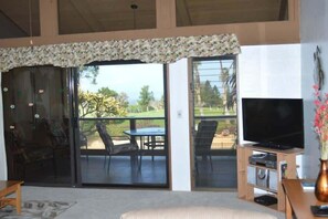 TV, offices - Peaceful golf retreat with shared pools (Waikoloa Village)