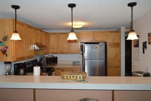 Fridge, microwave, oven, stovetop - Peaceful golf retreat with shared pools (Waikoloa Village)