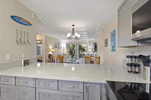 Réfrigérateur, micro-ondes, four, plaque de cuisson