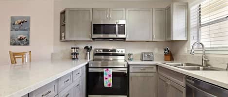 Kühlschrank, Mikrowelle, Ofen, Herdplatte