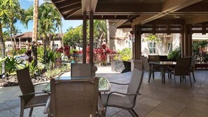 Outdoor dining - 2BR townhouse w/ lanais & lagoon-style pools (Waikoloa)