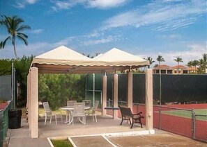 Outdoor dining - Peaceful 2BR retreat with pool & golf views (Waikoloa Village)