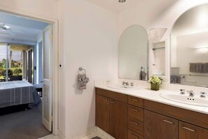 Hair dryer, towels - Condo with golf views, pool & hot tub (Waikoloa Village)