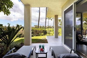 Outdoor dining - Condo with golf views, pool & hot tub (Waikoloa Village)