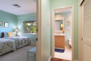 2 bedrooms, iron/ironing board, WiFi, bed sheets - Peaceful condo with lanai & beach essentials (Waikoloa Village)